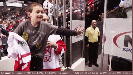 [Aww] (gifs) Hockey player making a little kids day (in My r/AWW favs)